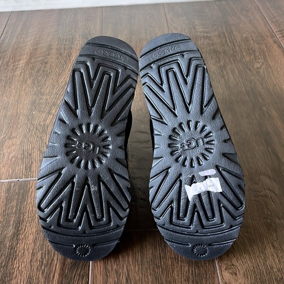 NWT UGG Mini Boots - Picture 9 of 10